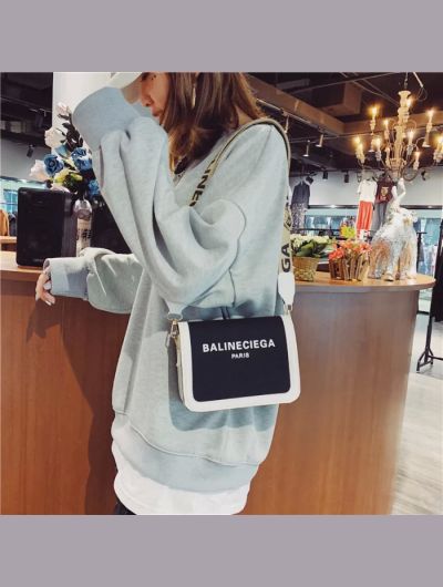 Women Fashion Wide Shoulder Strap Shoulder Bag Female Handbag Portable Casual Canvas Small Square Bag Versatile Crossbody Bag