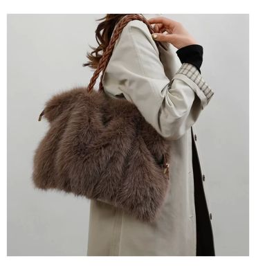 Women's Fashionable Plush Large Capacity Tote Bag High-end Pleated Fox Fur Shoulder Crossbody Bag Commuter Bag with Metal Chain