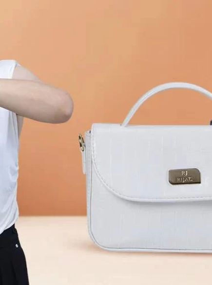 Stylish Two-Tone Handbags: The Perfect Trend for Fashion-Forward Women